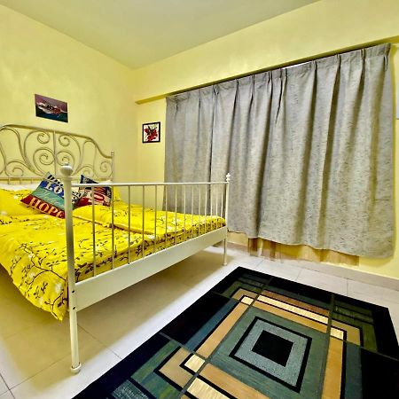 Putravilla Condominium Lovely & Spacious With Public Pool Kampong Kerdas Exterior photo