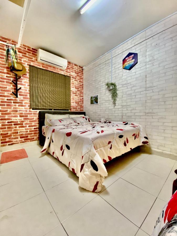Putravilla Condominium Lovely & Spacious With Public Pool Kampong Kerdas Exterior photo