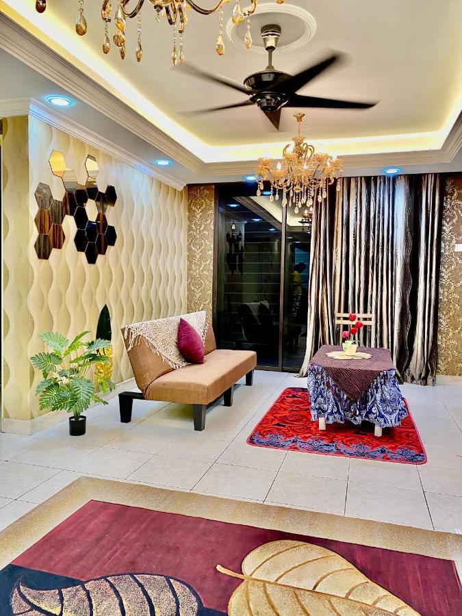 Putravilla Condominium Lovely & Spacious With Public Pool Kampong Kerdas Exterior photo