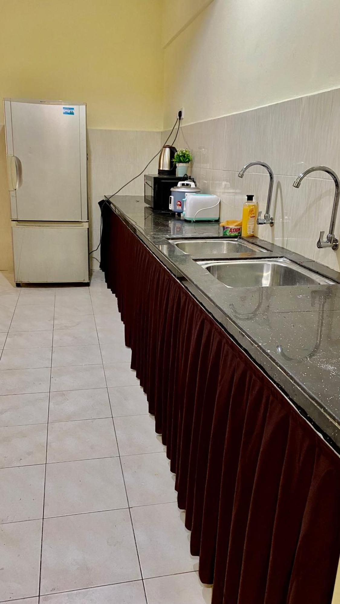 Putravilla Condominium Lovely & Spacious With Public Pool Kampong Kerdas Exterior photo